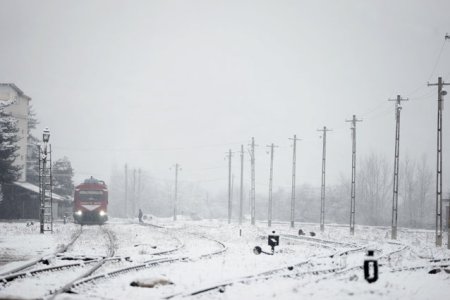 Trei trenuri stationeaza in gari din cauza ninsorilor abundente si a vantului puternic