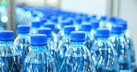 Un litru de apa imbuteliata contine sute de mii de particule de plastic, potrivit unui studiu