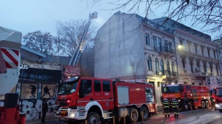 Arde acoperisul unui hotel din Bucuresti. Zeci de persoane au fost evacuate
