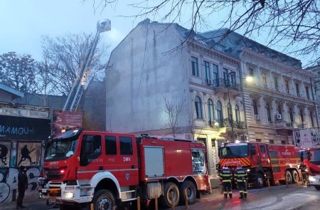 Incendiu in centrul Bucurestiului. Acoperisul unui hotel a fost cuprins de flacari