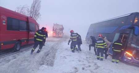 Un autocar cu 47 de persoane a iesit in afara partii carosabile, in judetul Vrancea