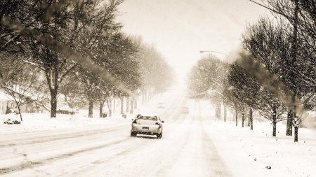 Vremea face ravagii in Romania! Lista drumurilor nationale pe care circulatia este oprita din cauza zapezii