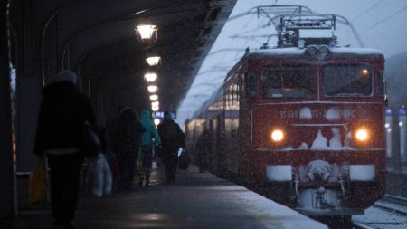 Intarzieri de zeci de minute ale trenurilor din cauza conditiilor grele de iarna. Anuntul CFR Calatori, in urma conditiilor meteo | Lista rutelor afectate
