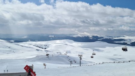 Partiile de mare altitudine din Sinaia se deschid pentru doua zile. Preturile pentru o zi la schi la <span style='background:#EDF514'>COTA 2000</span>
