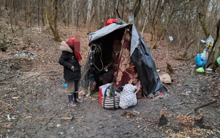 Opt oameni locuiau intr-o coliba in padure, in plina iarna, in Bistrita. Printre ei, doi copii bolnavi, care au ajuns la UPU