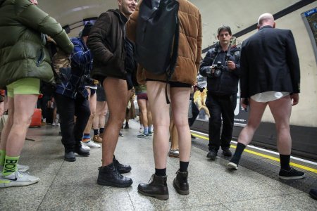 Ziua in care s-a circulat la metrou fara pantaloni 