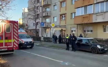Parinti injunghiati cu salbaticie de fiul lor, intr-un apartament din Cluj-Napoca. Medicii se straduiesc sa le salveze viata
