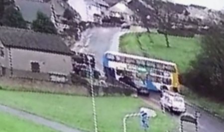 Momentul in care un autobuz derapeaza din cauza poleiului, se rasuceste si loveste masinile parcate, la Kircaldy, in Scotia | VIDEO