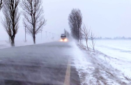 Haos in traficul rutier si feroviar din estul tarii cauzat de viscol si zapada. Care este situatia actuala