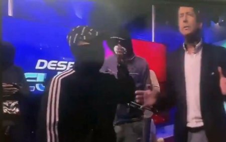 VIDEO. Barbati inarmati au descins in studioul televiziunii de stat din Ecuador, in timpul unei <span style='background:#EDF514'>TRANSMISIUNI</span> LIVE