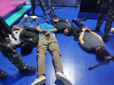 Un grup inarmat a intrat in studioul unei televiziuni din Ecuador. Violente majore in toata tara. Presedintele a declarat un conflict armat intern