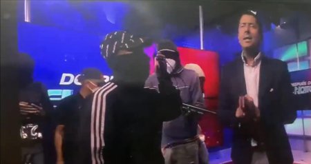 Luare de ostatici la o televiziune din Ecuador. Unui angajat i s-a pus o bomba in <span style='background:#EDF514'>SACOU</span>, totul e transmis live