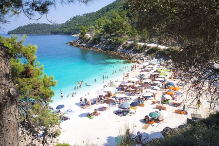 Se scumpesc vacantele in Grecia. Turistii vor plati o taxa suplimentara