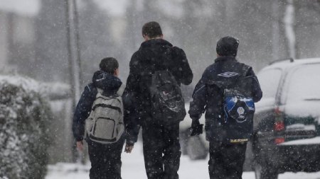 Mai multe scoli din judetul Iasi raman inchise, din cauza drumurilor acoperite de zapada