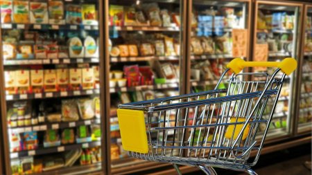 Ce este shrinkflatia? Franta si Ungaria obliga supermarketurile retaileri sa ia masuri