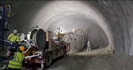 Imagini spectaculoase cu primul tunel sapat in stanca de pe o autostrada din Romania. Se lucreaza 24 de ore din 24 FOTO