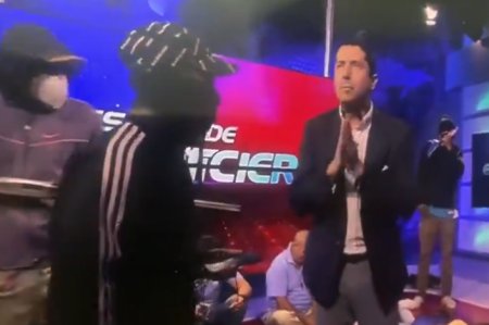 Barbati inarmati au luat cu asalt platoul unei televiziuni publice in direct, in Ecuador. Nu trageti, va rog nu trageti
