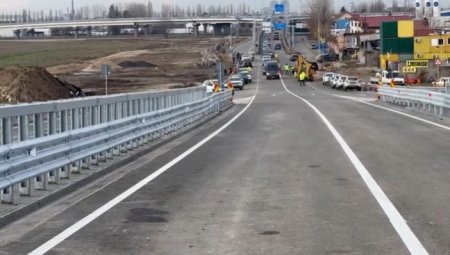 Noul pasaj peste autostrada A0 i-a sigilat pe locuitorii din comuna Berceni: nu are trotuare sau iluminat public