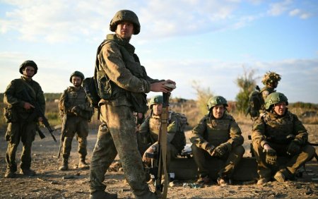 Soldatii rusi isi fura lucrurile intre ei: Haine, <span style='background:#EDF514'>MANUS</span>i, aparate de ras, dispare tot