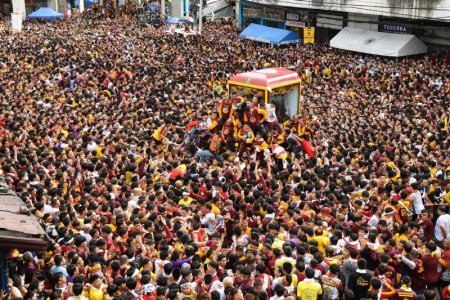 Milioane de filipinezi s-au calcat in picioare ca sa atinga statuia neagra a lui Iisus 