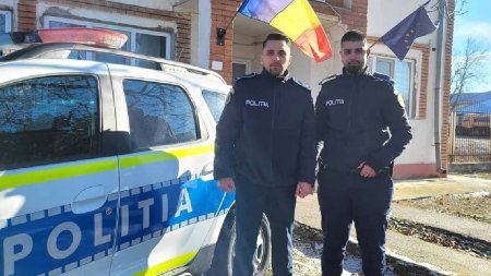 Tineri politisti din Olt, eroi pentru o femeie pe care au salvat-o din locuinta cuprinsa de flacari: Au intervenit fara ezitare