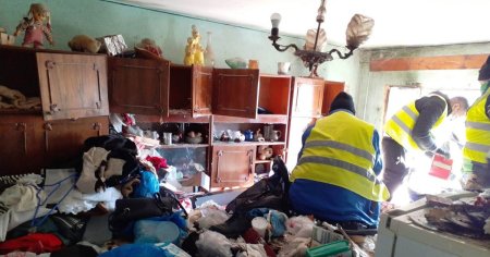 Tone de deseuri, scoase dintr-un apartament din Baia Mare. Doua femei, evacuate odata cu <span style='background:#EDF514'>DESEURILE</span>