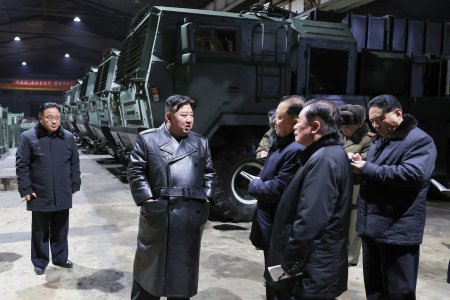 Kim Jong-un a vizitat mai multe fabrici de armament si a amenintat ca va face transforma Coreea de Sud in cenusa