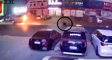 Momentul in care soferul sare dintr-o masina cuprinsa de flacari, in China, si scapa teafar | VIDEO
