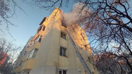 O femeie s-a aruncat de la etaj cu copilul de 5 luni in brate, dupa ce apartamentul lor din Iasi a luat foc