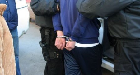 Un barbat a fost saltat de politisti cum a coborat din avion pe aeroportul din Satu Mare si dus direct la inchisoare