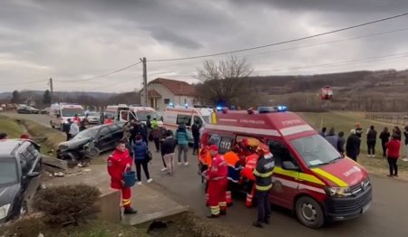Accident grav pe un drum judetean din Mures. Trei persoane, in cod rosu medical