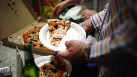Un tanar de 23 de ani a murit dupa ce a mancat o felie de pizza comandata online. Ultima sa intrebare a fost: Oare o sa mor?