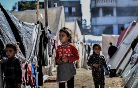 Copiii din Gaza isi plang parintii ucisi in bombardamentele israeliene: „Casa s-a prabusit peste noi, iar tata s-a dus in rai”