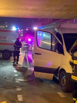 Sase persoane au fost ranite dupa ce un microbuz s-a blocat sub un pasaj din Arad. Soferul, transportat la spital