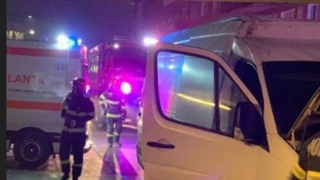 Accident cu sase victime in Arad, dupa ce un microbuz cu pasageri s-a izbit de grinda unui pasaj