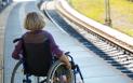 O femeie in scaun cu rotile a scapat cu viata dupa ce a cazut pe sine, iar trenul a trecut peste ea
