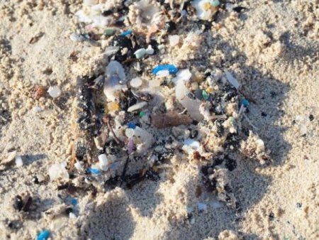 Presa straina: 'Stare de urgenta declarata in nordul Spaniei din cauza peletelor de plastic prezente pe plaja'
