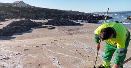 Stare de urgenta declarata in nordul Spaniei din cauza peletelor de plastic prezente pe plaja VIDEO