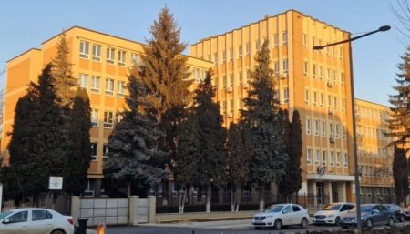 Un elev de la Colegiul Militar din Alba Iulia a murit, dupa ce a cazut de la etajul 4 al unitatii. Trecuse testul psihologic