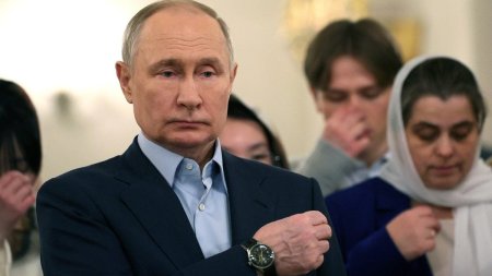 Vladimir Putin nu e printre cei doar trei candidati cu drepturi depline, inregistrati oficial la Comisia Electorala Centrala, pentru alegerile prezidentiale