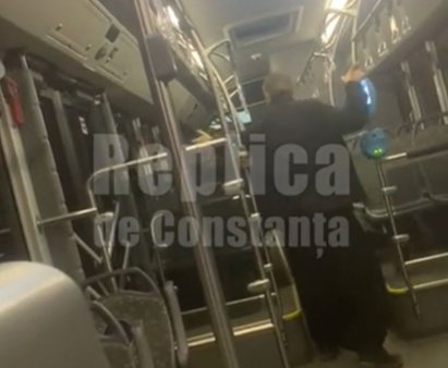 Un calugar, <span style='background:#EDF514'>FILMAT IN TIMP</span> ce bate un calator intr-un autobuz din Constanta. VIDEO