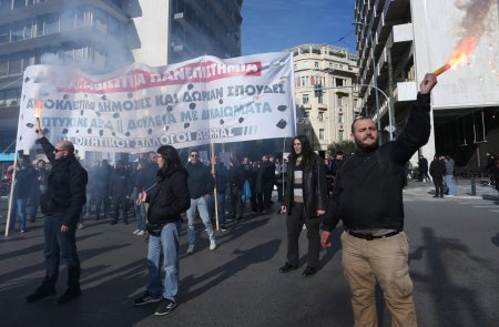 Mii de studenti protesteaza in Grecia fata de planul guvernului de a permite functionarea universitatilor private. VIDEO