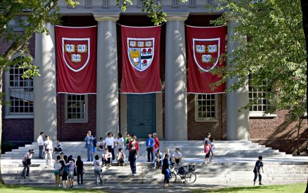 Mai multi studenti evrei au dat in judecata Universitatea Harvard pentru antisemitismul din <span style='background:#EDF514'>CAMPUS</span>