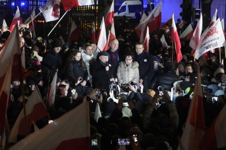 „Protestul polonezilor <span style='background:#EDF514'>LIBERI</span>”. Opozitia de la Varsovia a scos mii de oameni in strada, pe fondul razboiului politic dintre guvernul lui Tusk si presedintele Duda | VIDEO