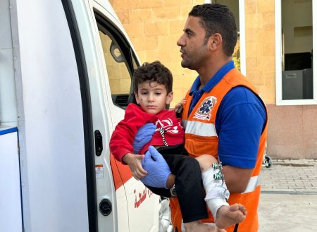 Epuizati si fara resurse, medicii din Gaza se lupta sa salveze victimele atacurilor israeliene. „Intreaga populatie moare”