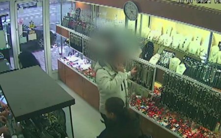 Momentul in care un individ fura lantisoare dintr-un magazin din Targu Jiu. Voia sa faca rost de bani pentru <span style='background:#EDF514'>SCOALA DE SOFER</span>i