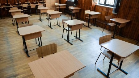 Un elev din Galati a ascuns un cutit in baia elevilor, apoi a disparut de acasa. Parintii i-au aflat planul si au sunat la 112