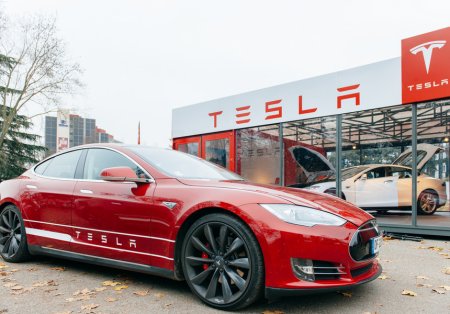 Firma de inchiriere auto Hertz vinde 20.000 de vehicule electrice din SUA, inclusiv Tesla, optand pentru vehicule pe benzina