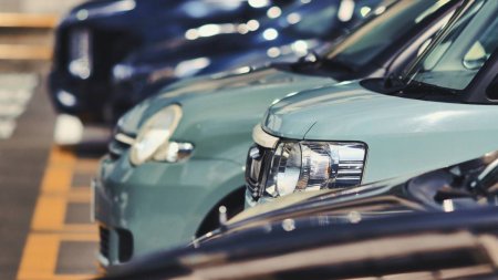 Firma de inchiriere auto Hertz vinde 20.000 de vehicule electrice si reinvesteste in masini alimentate pe benzina sau motorina