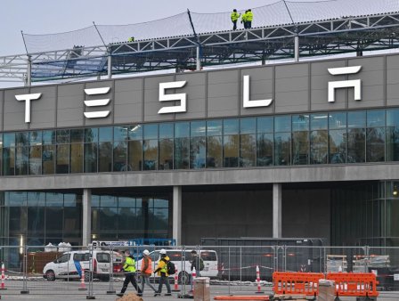 Tesla suspenda productia de la o uzina din Germania, din cauza problemelor de aprovizionare provocate de atacurile din Marea Rosie
